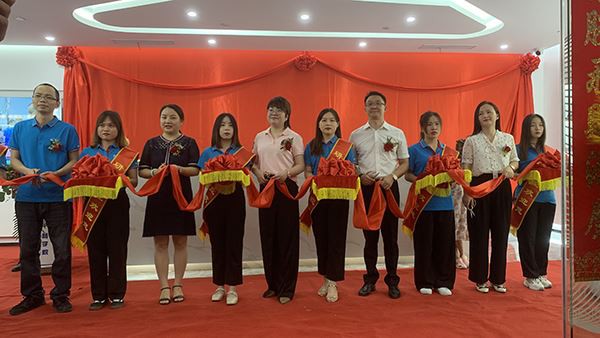 Firar vår flytt till ett nytt hus! Företagets öppningsceremoni för inflyttning